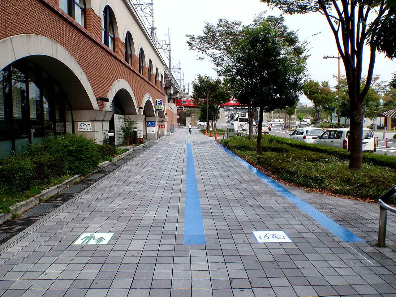 誘導サイン　社会実験　自転車・歩行者区分