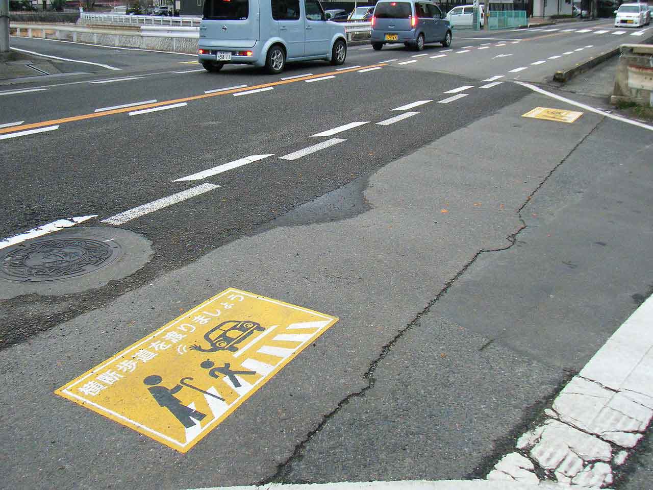 横断歩道を渡りましょう