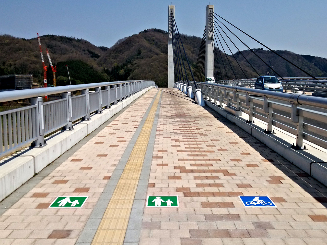 自転車・歩行者区分　坂道注意