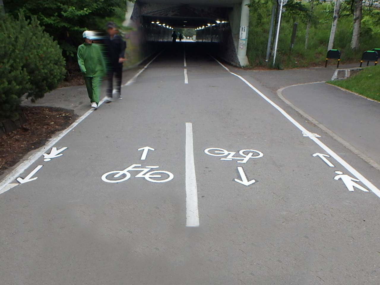自転車歩行者通行帯区分
