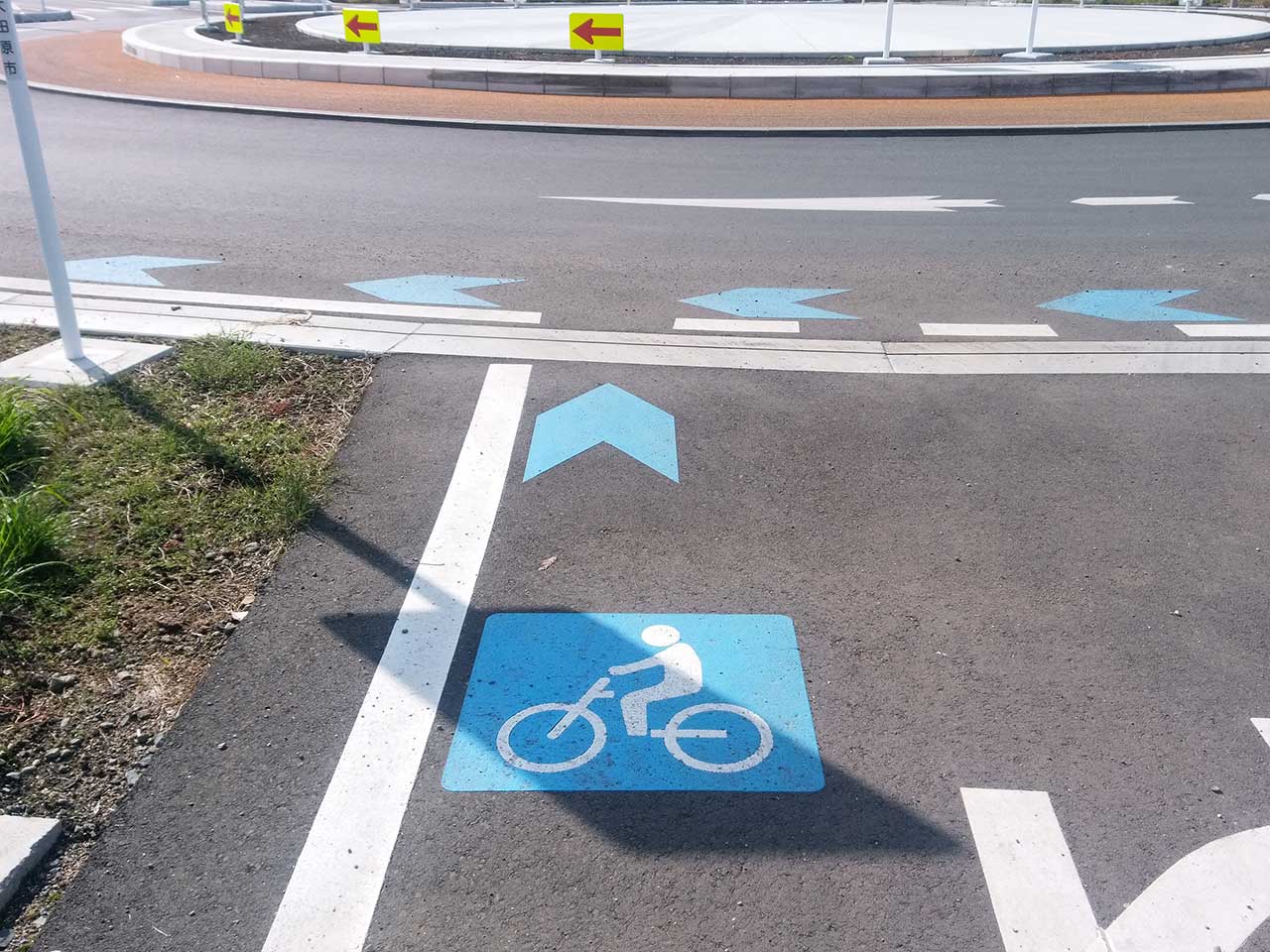 ラウンドアバウト 自転車マーク 矢羽根