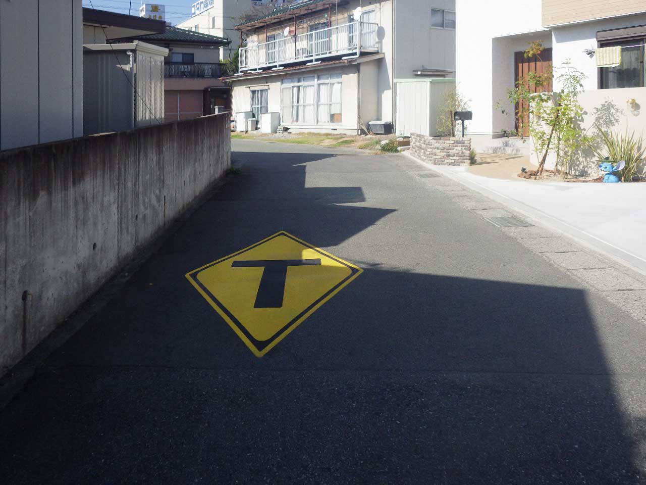 T形道路交差点あり（201-C）標識マーク