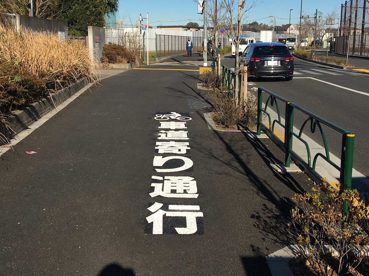 文字【 車道寄り通行 】