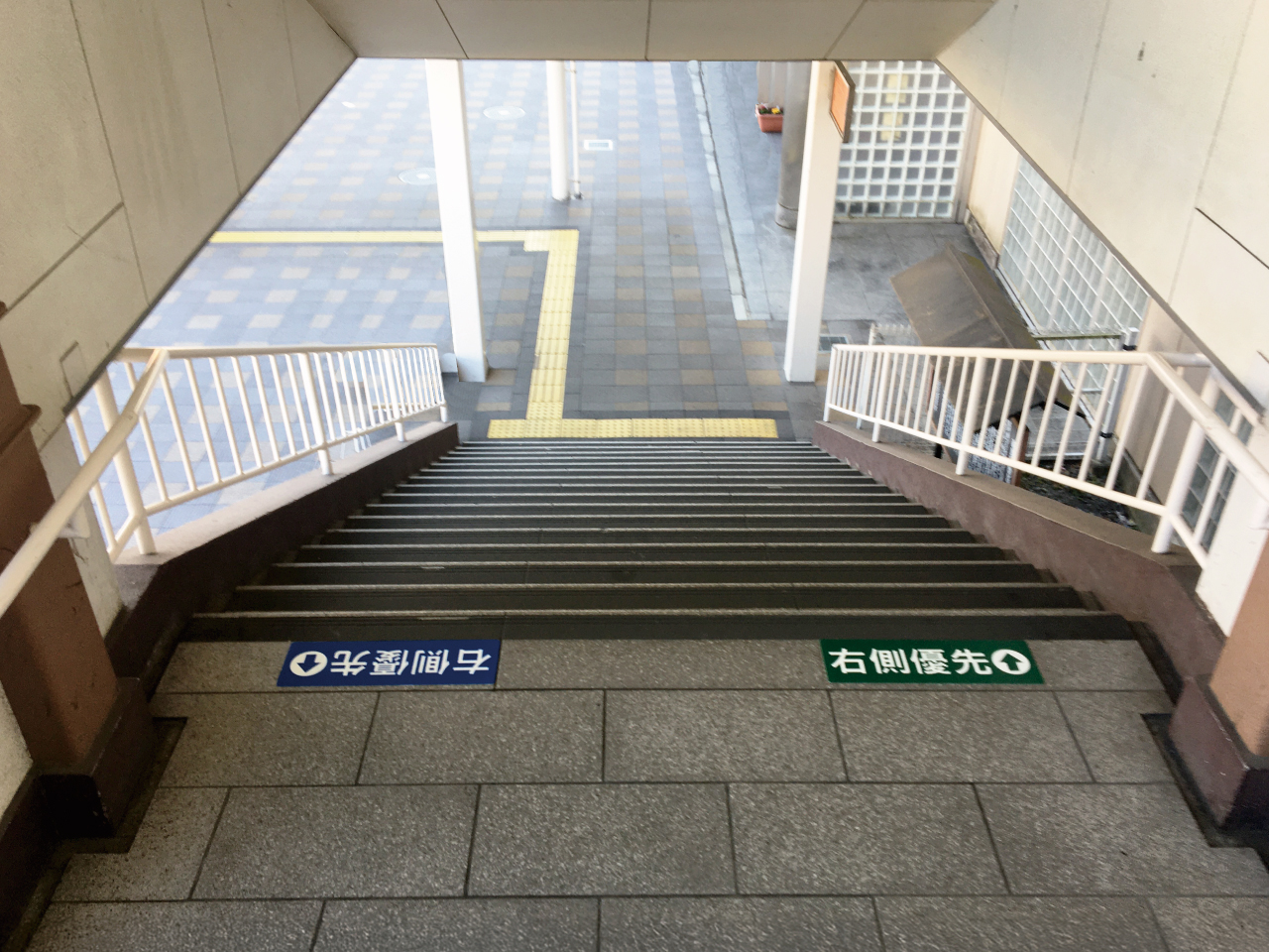 誘導案内【右側優先】