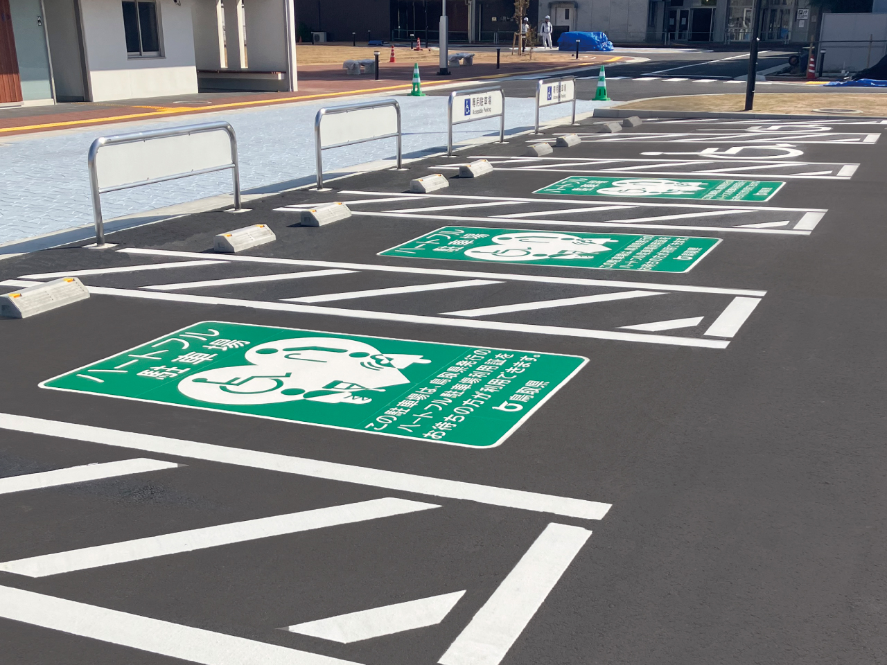 優先駐車マーク（ハートフル駐車場）